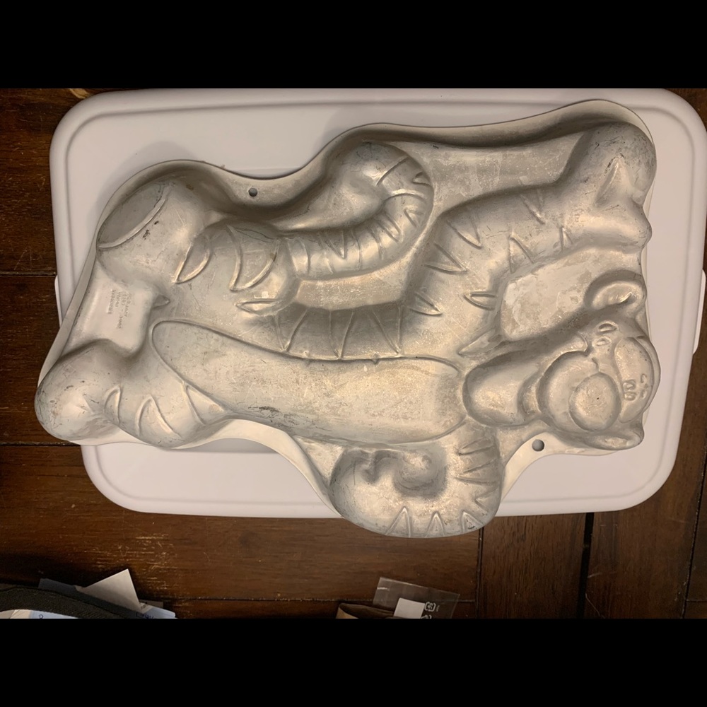 Wilton “Tigger” cake pan